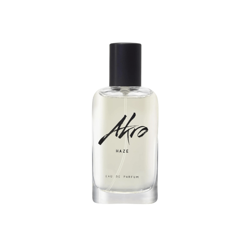 "Bottiglia di profumo Haze di Akro da 30 ml, fragranza unisex con note di cannabis, menta e tè verde, su sfondo misterioso e fumoso."