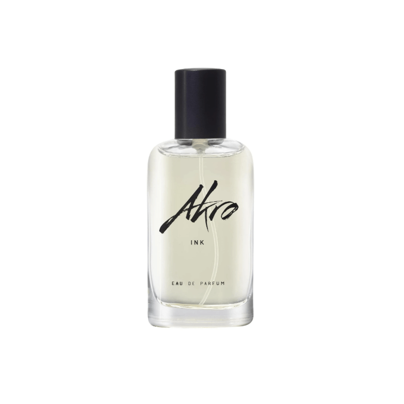 "Bottiglia di profumo Ink di Akro da 30 ml, fragranza unisex ispirata all'inchiostro fresco dei tatuaggi, con note di inchiostro, vetiver e catrame su sfondo urbano e minimalista."