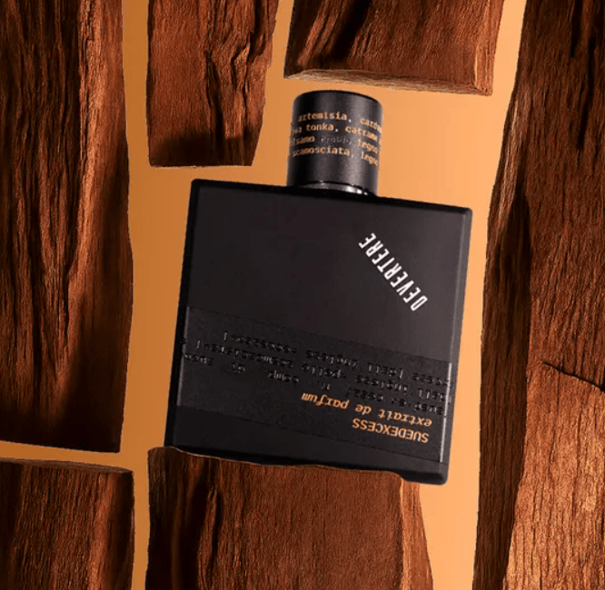 Suedexcess Devertere Extrait de Parfum - flacone ambientato