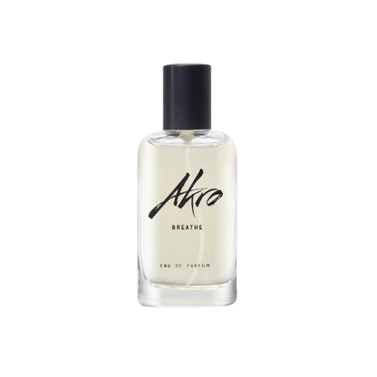 "Bottiglia di profumo Breathe di Akro da 30 ml, fragranza unisex fresca e ariosa con note di eucalipto, menta e muschio bianco, su sfondo pulito e minimalista."