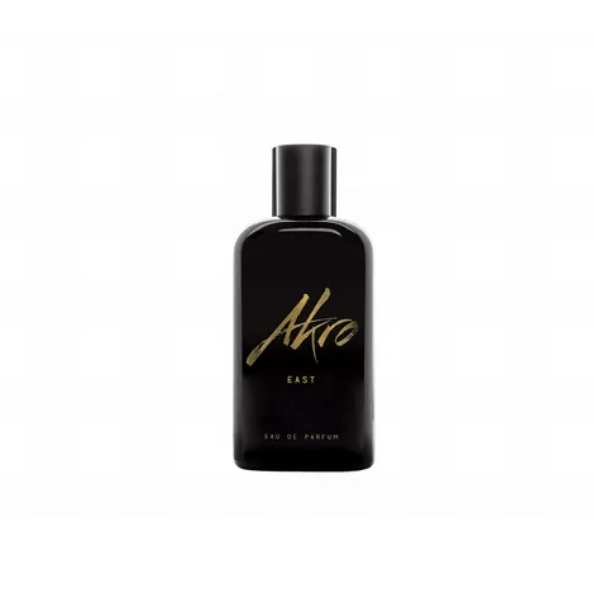 "East di Akro 30ml – fragranza fresca e speziata con note di cardamomo, zenzero, agrumi e legni caldi, che evoca atmosfere orientali e avventure esotiche."