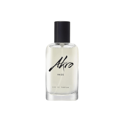 "Bottiglia di profumo Haze di Akro da 30 ml, fragranza unisex con note di cannabis, menta e tè verde, su sfondo misterioso e fumoso."
