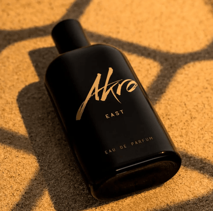 Fragranza fresca e speziata con note di cardamomo, zenzero, agrumi e legni caldi, che evoca atmosfere orientali e avventure esotiche."